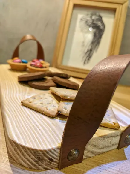 Bandeja com Alças de Couro Caramelo Madeira Maciça Pinus