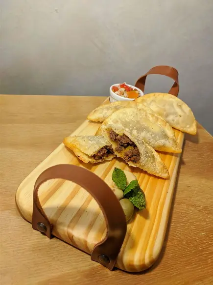 Bandeja Gourmet Estella com Alças de Couro Caramelo Pinus
