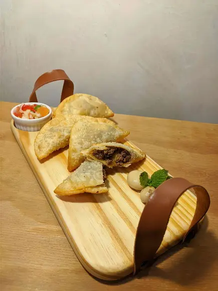Bandeja Gourmet Estella com Alças de Couro Caramelo Pinus
