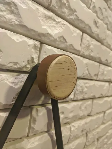 Gancho de Parede Pedurador com Tira de Couro Caramelo