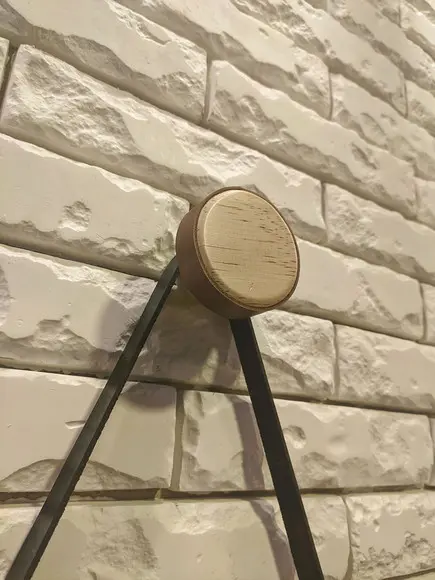 Gancho de Parede Pedurador com Tira de Couro Caramelo