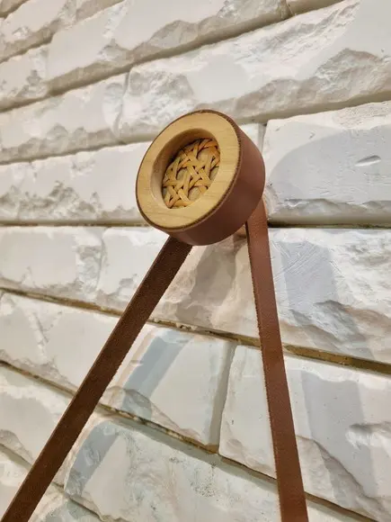 Gancho Pendurador com Palhinha Indiana Avelã Couro Caramelo