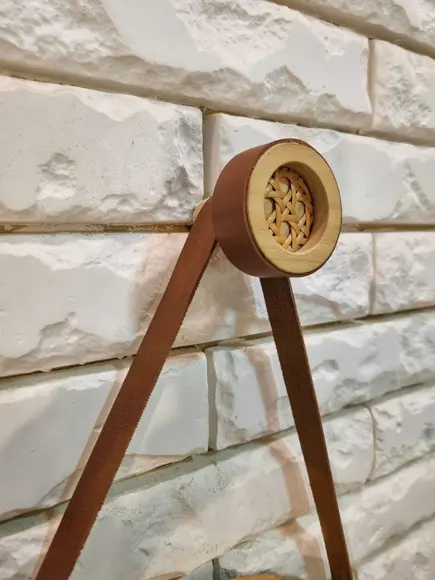 Gancho Pendurador com Palhinha Indiana Avelã Couro Caramelo