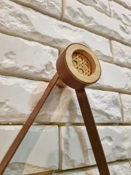Gancho Pendurador com Palhinha Indiana Avelã Couro Caramelo
