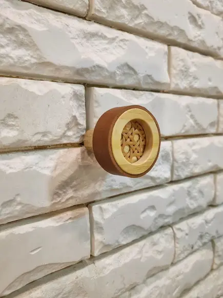 Gancho Pendurador com Palhinha Indiana Avelã Couro Caramelo