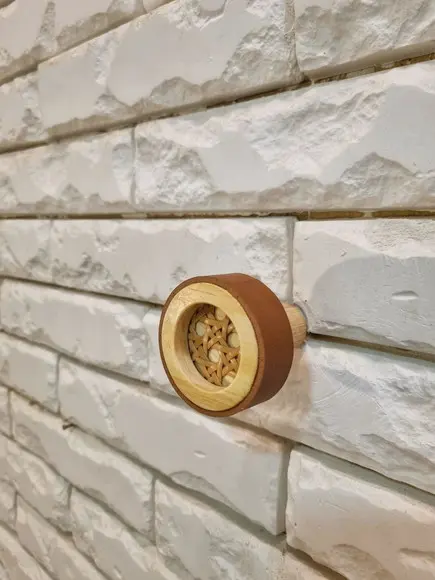 Gancho Pendurador com Palhinha Indiana Avelã Couro Caramelo