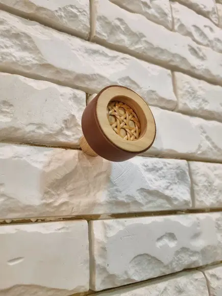 Gancho Pendurador com Palhinha Indiana Avelã Couro Caramelo