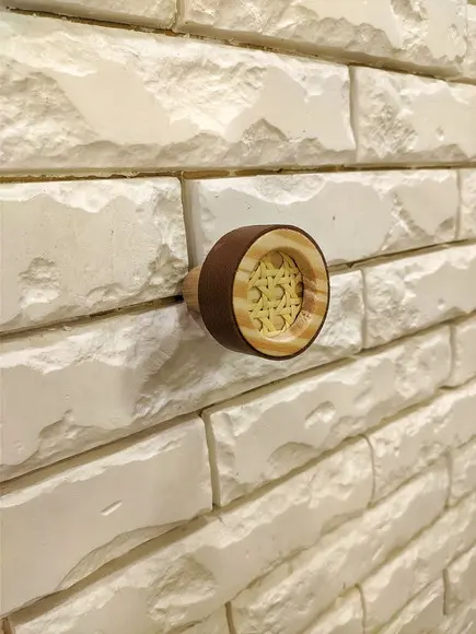 Gancho Pendurador com Palhinha Indiana e Couro Caramelo