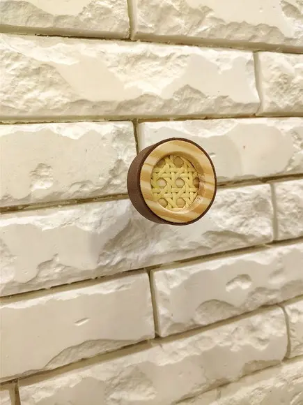 Gancho Pendurador com Palhinha Indiana e Couro Caramelo