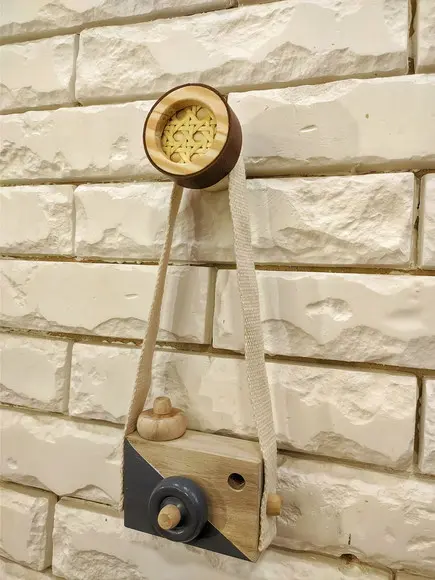 Gancho Pendurador com Palhinha Indiana e Couro Caramelo
