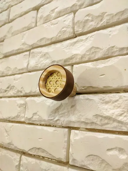 Gancho Pendurador com Palhinha Indiana e Couro Caramelo