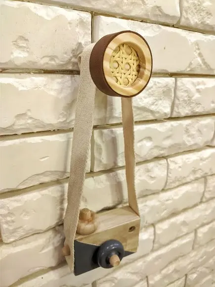 Gancho Pendurador com Palhinha Indiana e Couro Caramelo