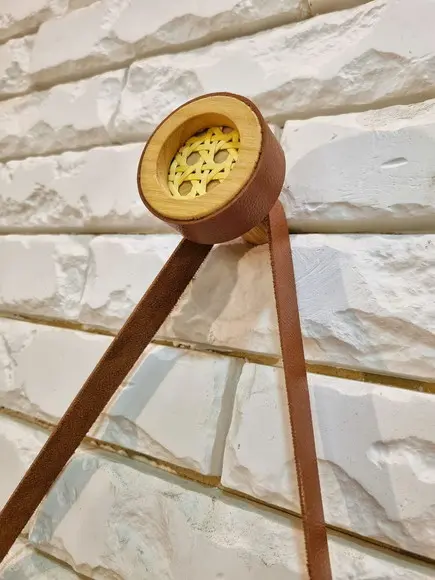 Gancho Pendurador com Palhinha Indiana e Couro Caramelo Taua