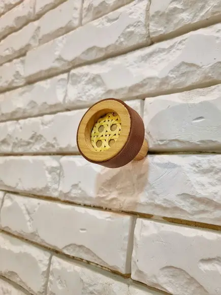 Gancho Pendurador com Palhinha Indiana e Couro Caramelo Taua