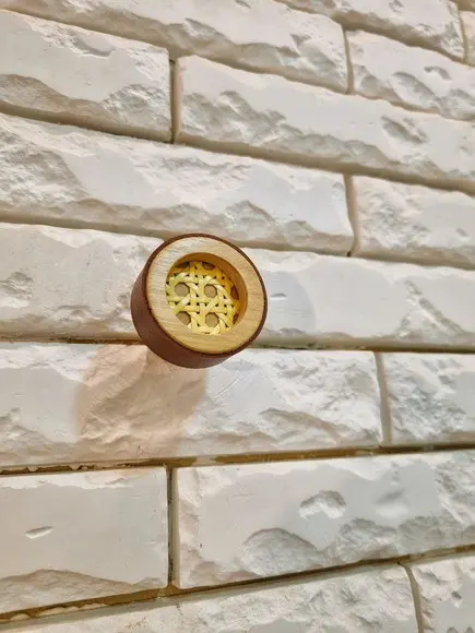 Gancho Pendurador com Palhinha Indiana e Couro Caramelo Taua