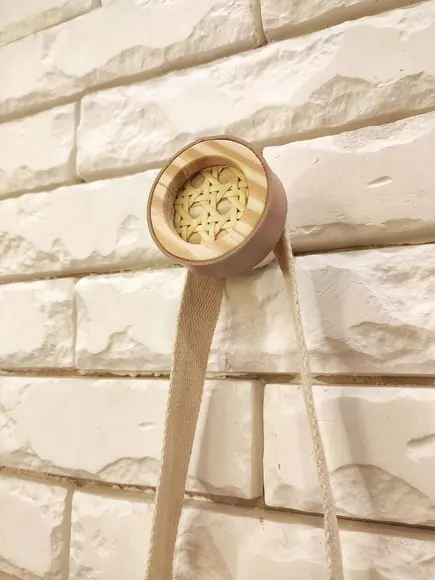 Gancho Pendurador com Palhinha Indiana e Couro Rosa Chá