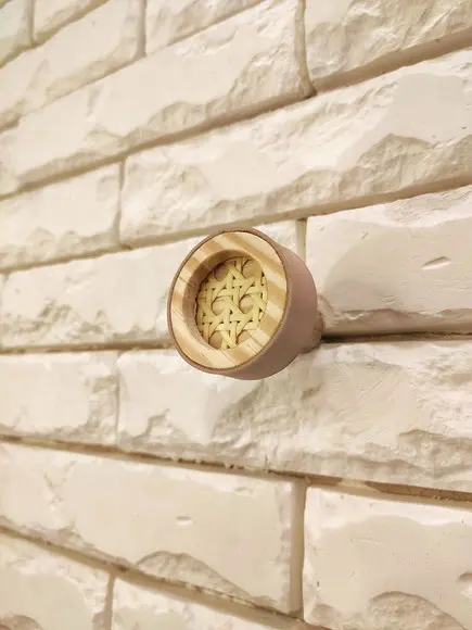 Gancho Pendurador com Palhinha Indiana e Couro Rosa Chá
