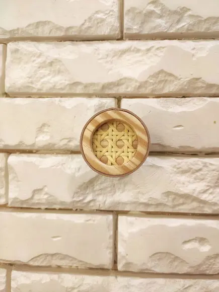 Gancho Pendurador com Palhinha Indiana e Couro Rosa Chá