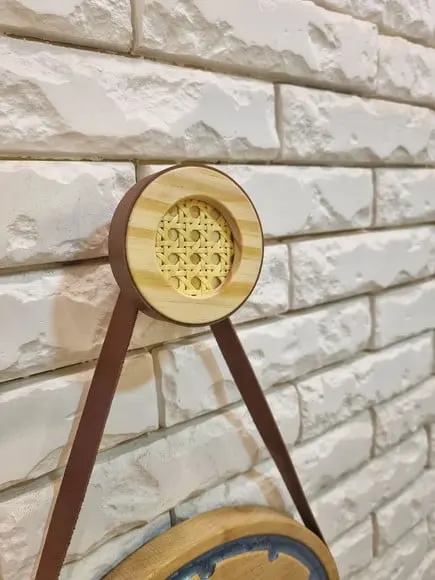 Gancho Pendurador G com Palhinha Indiana e Couro Caramelo