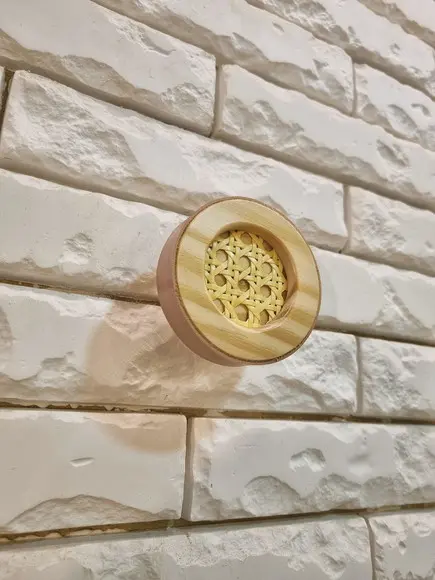Gancho Pendurador G com Palhinha Indiana e Couro Rosa Chá