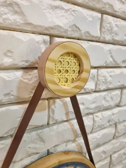 Gancho Pendurador G com Palhinha Indiana e Couro Rosa Chá