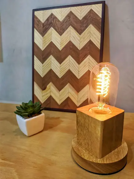 Luminária de Mesa Cubo em Madeira Maciça