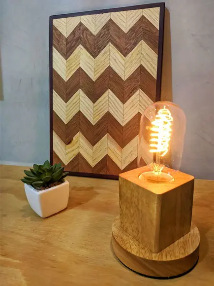 Luminária de Mesa Cubo em Madeira Maciça