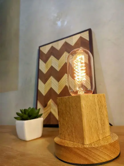 Luminária de Mesa Cubo em Madeira Maciça