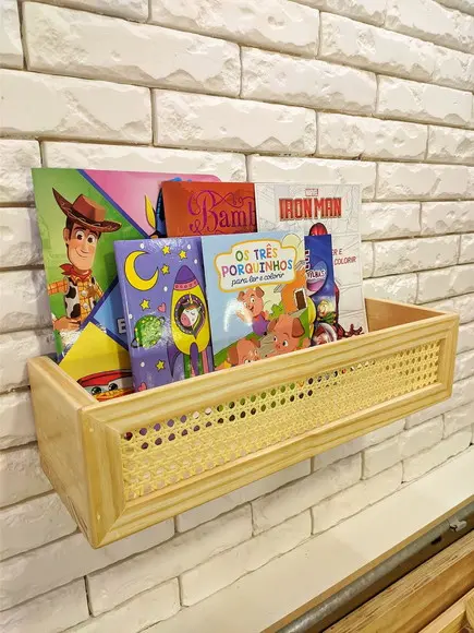 Prateleira de Livros com Palhinha Indiana Lara Madeira Maciç