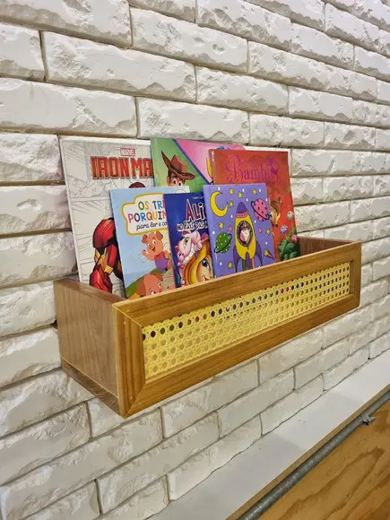 Prateleira de Livros com Palhinha Indiana Lara Tauari
