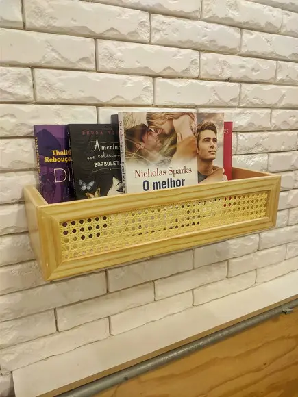 Prateleira de Livros com Palhinha Indiana Lara Madeira Maciç