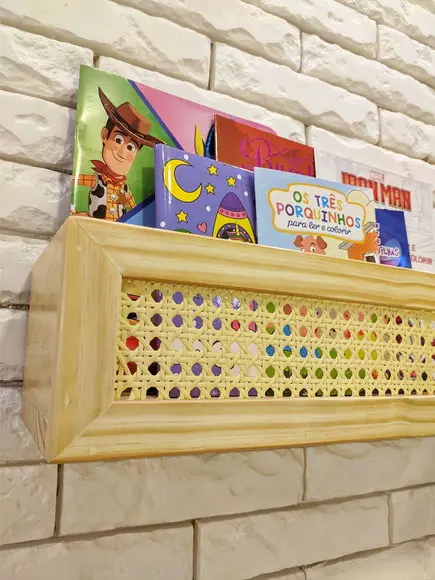 Prateleira de Livros com Palhinha Indiana Lara Madeira Maciç