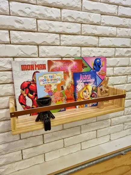 Prateleira de Livros com Tira de Couro Caramelo e Madeira