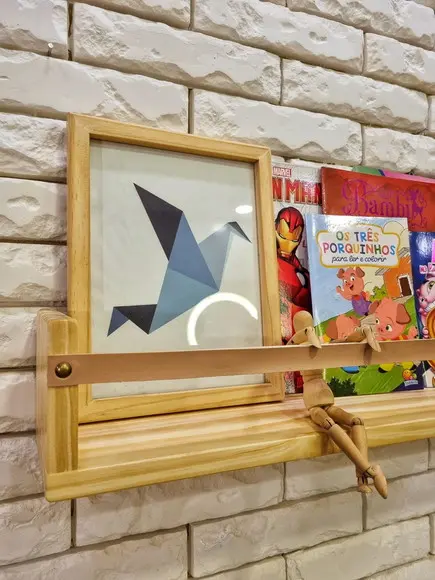Prateleira de Livros com Tira de Rosa Chá e Madeira de Pinus