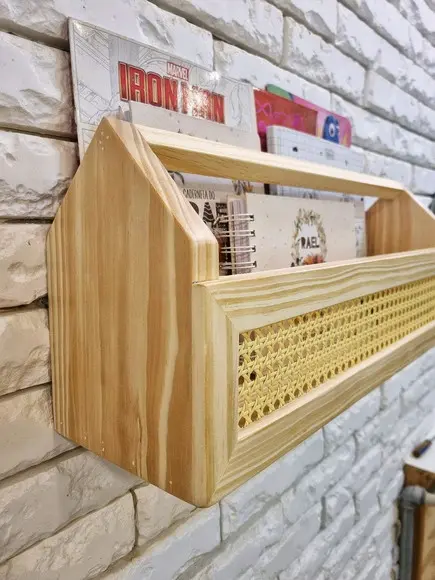 Prateleira de Livros Modelo Casinha Palhinha Indiana Madeira