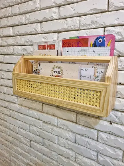 Prateleira de Livros Modelo Casinha Palhinha Indiana Madeira