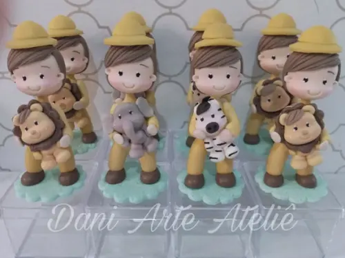 Menino Safari na Caixinha