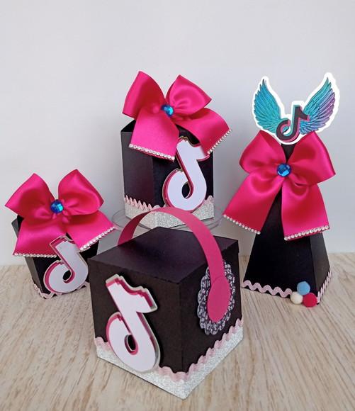 Kit personalizado Tik Tok luxo ( 30 peças)