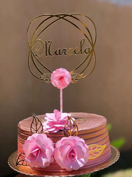 Topo de bolo circular com flores 3D