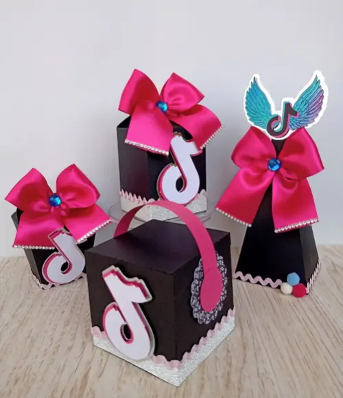 Kit personalizado Tik Tok luxo ( 40 peças)