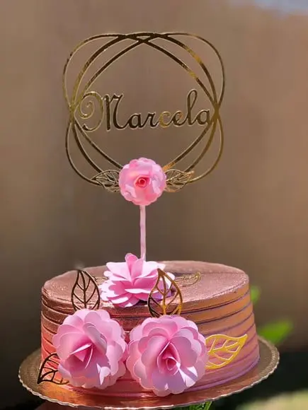 Topo de bolo circular com flores 3D