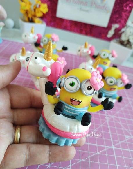 Apliques em Biscuit Minions no Unicórnio
