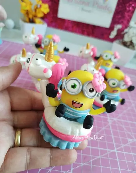 Apliques em Biscuit Minions no Unicórnio