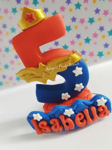 Vela em Biscuit Tema Mulher Maravilha