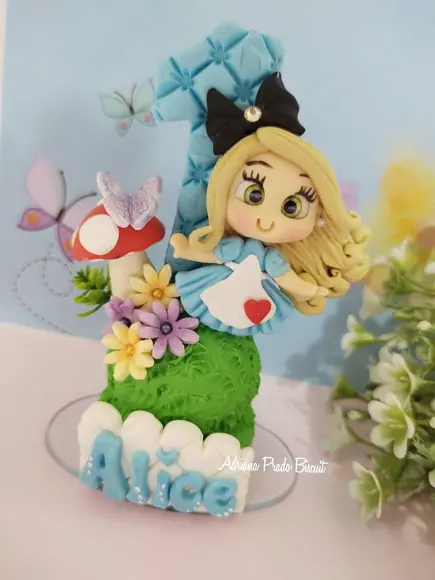 Vela Personalizada em Biscuit Tema Alice no País das Maravil