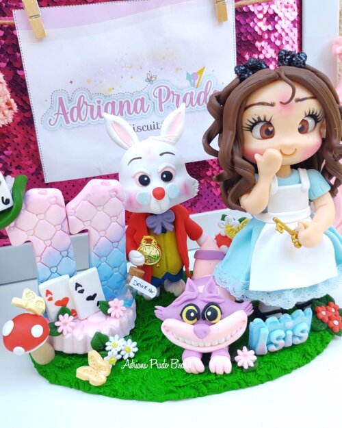Topo de bolo em biscuit Alice no pais das maravilhas