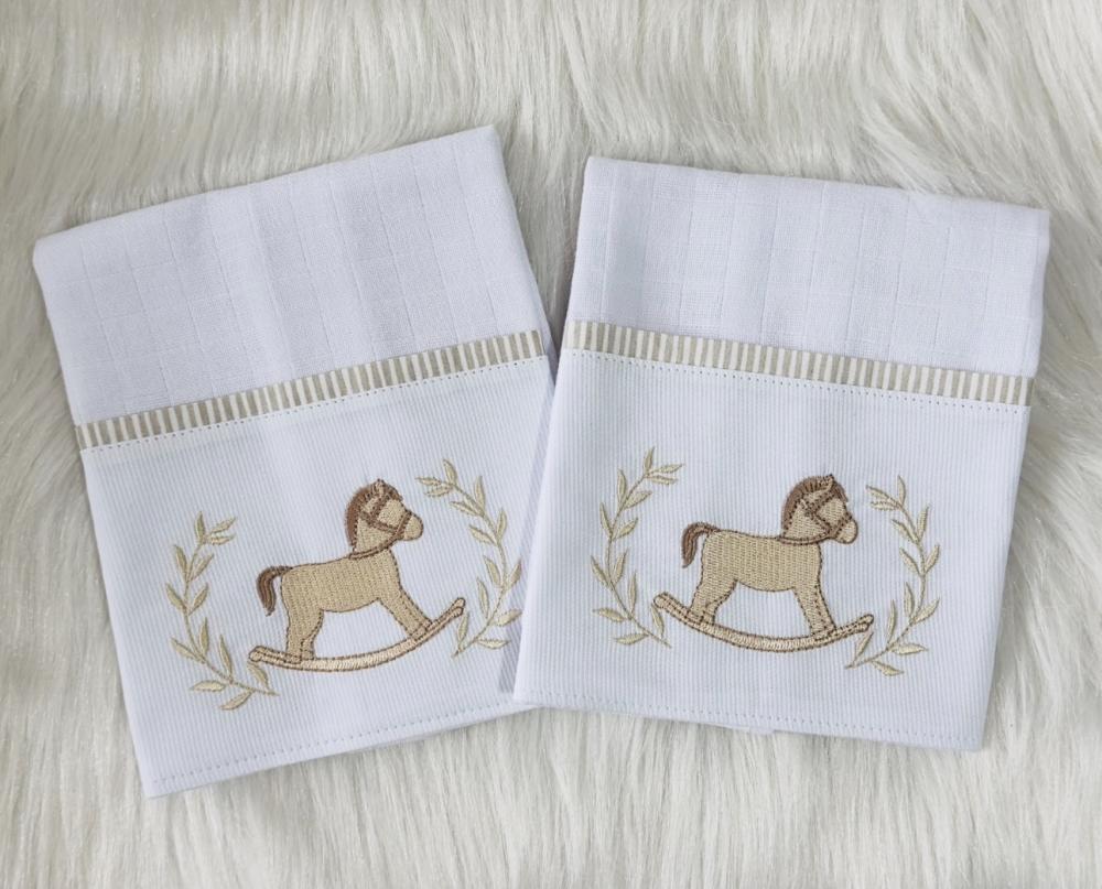 fraldas bordadas tema cavalinho