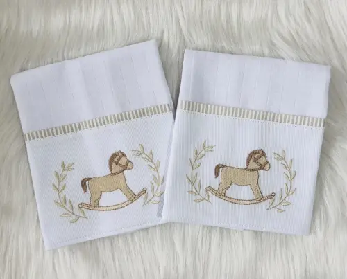 fraldas bordadas tema cavalinho