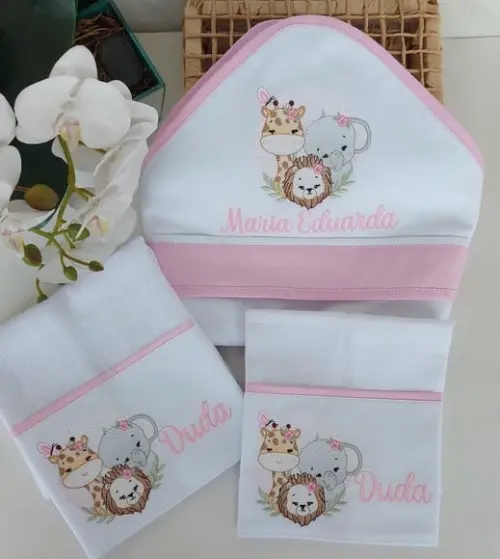 Kit de Fraldas Bordadas Tema Safari Menina Boca e Ombro