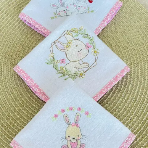 Kit de Fraldinhas com Prendedor de Chupeta Tema Pascoa